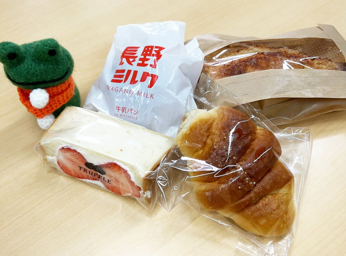 mottecaeru's tweet photo. 軽井沢、国道18号沿いにある『 #トリュ��ベーカリー 』さんでパンを購入！一番人気の看板商品、白トリュフの塩パンは売切の日もあるので、モッテカで事前予約がおすすめケロ🐸♪
https://t.co/WfTcB24bT3

#軽井沢 #パン屋 #テイクアウト #モッテカ #MOTTECA https://t.co/gQjahofuGX