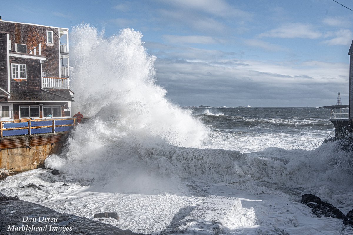 MarbleheadImage's tweet image. I took this yesterday in Marblehead, Ma. That's a 4 story building the wave crashed to the top of! #marblehead #waves #roughsea