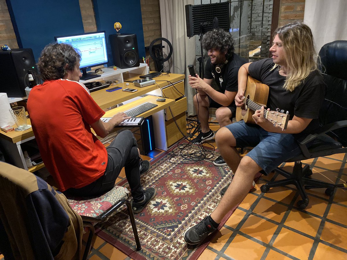 Y los Cuatro Al Hilo haciendo canciones nuevas !