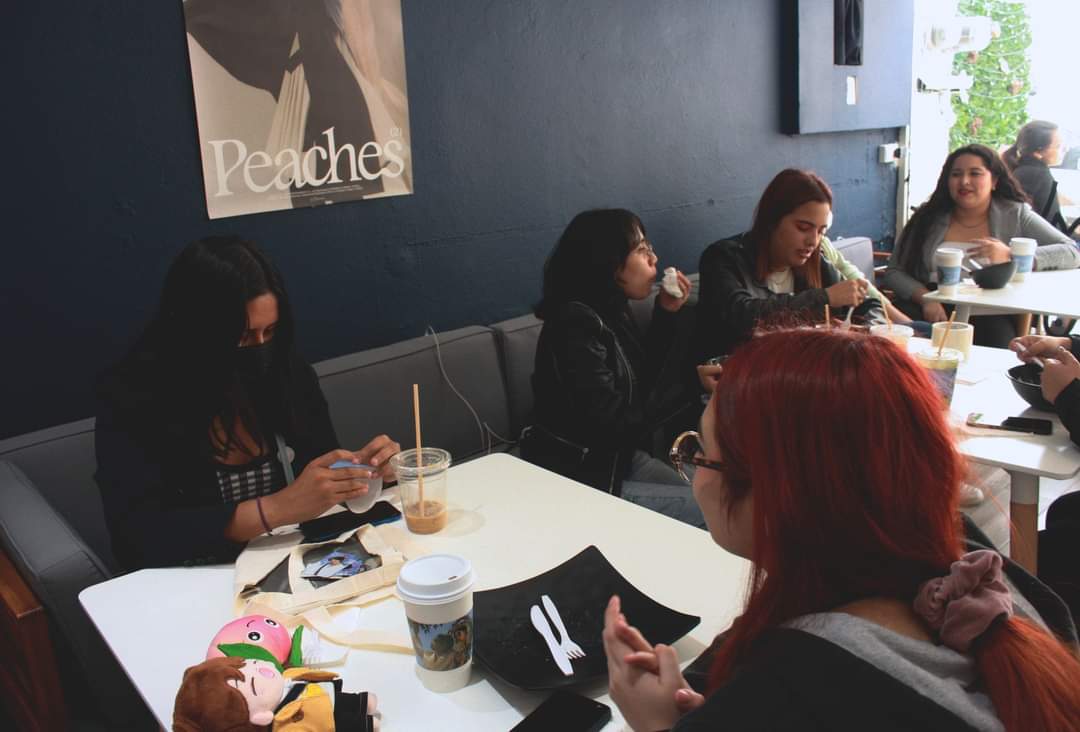 AceKaiMexico's tweet photo. [EVENTO] 220115 –
KAI-FÉ MONTERREY 👑🐻

☕🧇

#KAI #카이 #엑소카이 #Peaches #KAI_Peaches #KAIFE_MTY @kaifeglobal @StationKAI https://t.co/3Kyze0uxIz