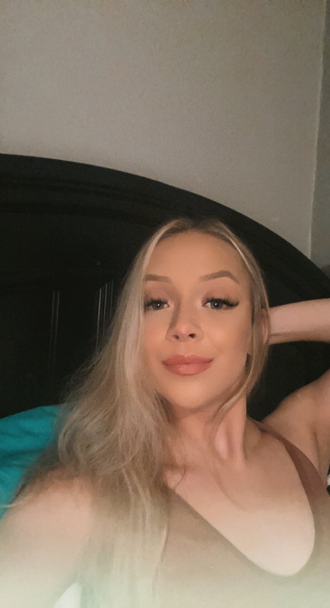 graciegarretson's tweet photo. why did my arm decide to make an acute angle https://t.co/bEDJtZMiHa