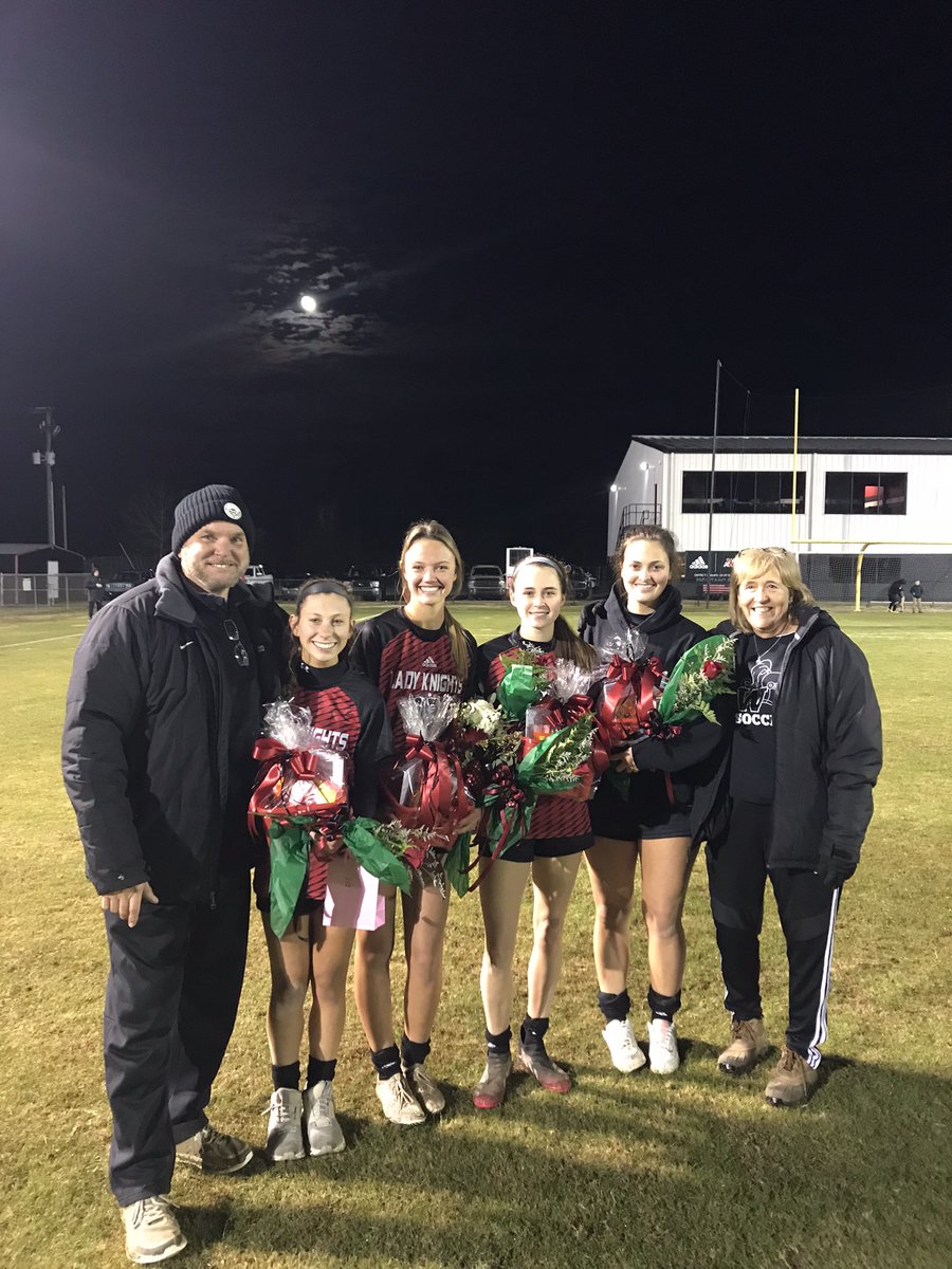 WLKnightsSoccer's tweet photo. Congrats seniors on the big district win on Senior Night🎓❤️‼️
⚫️19 @EmilyAria1
🔴 5 @BenthallEmily
⚫️38 @GracieBunyard
🔴18 @LillyVi84472961
#playoffbound #Road2State22 #Seniors2022 https://t.co/24E951zfJa