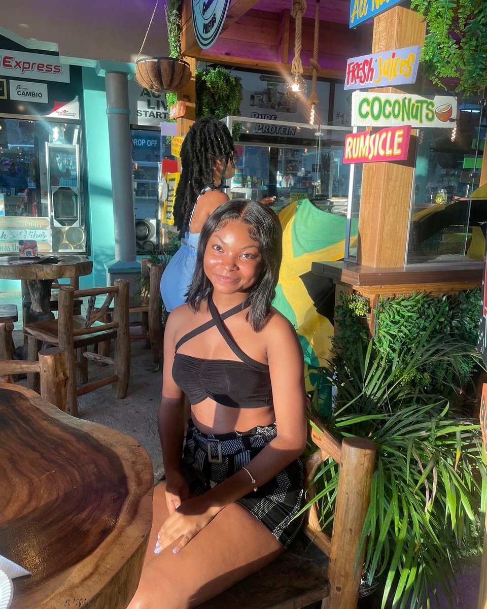 NaturalAttract2's tweet photo. I am more than enough. I am everything 💚🏝 https://t.co/R2Of7ueXzC