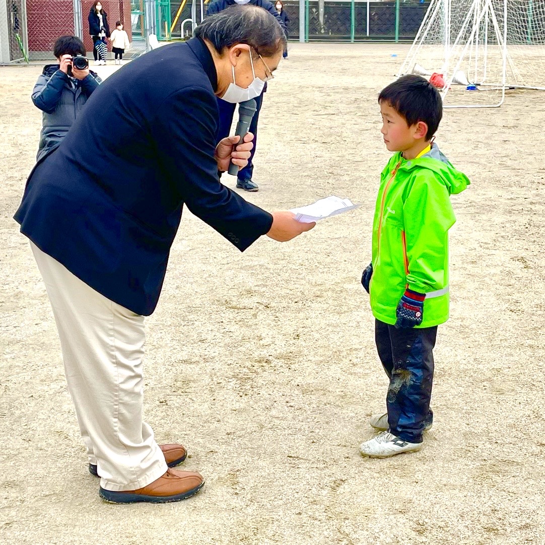 hakuunsha's tweet photo. アビスパ福岡⚽️ふぁみりーカップ㏌志免🎉

小学１、２年生とその保護者の方々が参加したアツい🔥試合

ベストプレイヤー賞は
おなかにボールが当たり見事ゴール⚽️！を決めた中村君
アビスパ福岡ホーム戦のチッケット４枚をプレゼント🎁

とても楽しい時間になりました😊😊

#アビスパ福岡 
#vispa https://t.co/B21qRK6R4Q
