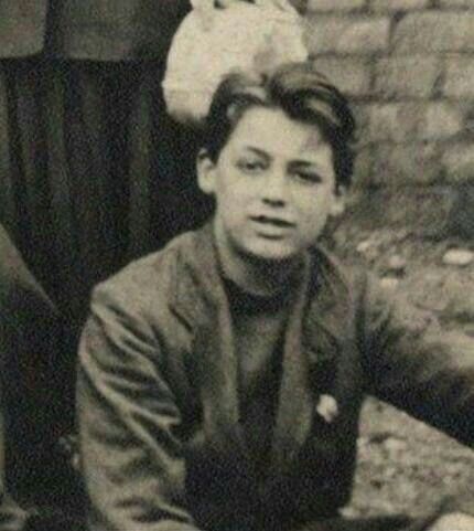 ClassicMovieHub's tweet image. On Cary's birthday today...
Lives Behind the Legends' Arancha @ClassicHC shares thoughts on Cary Grant - Finding Happiness... #classicmovies   classicmoviehub.com/blog/lives-beh…