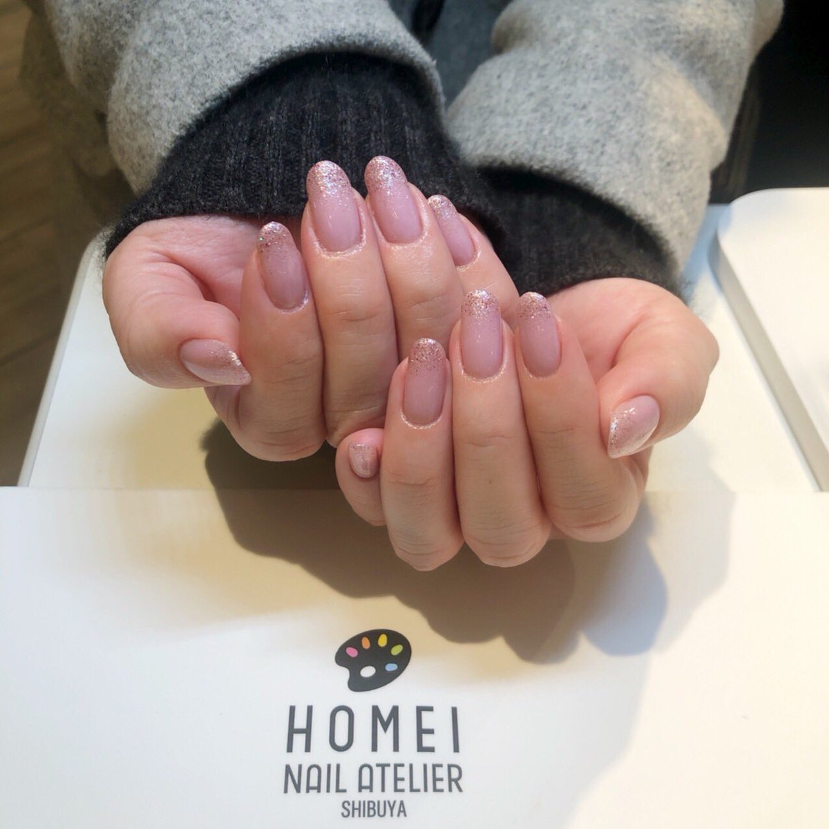 HOMEI_nail's tweet photo. 渋谷アトリエ ねこ
お客様nail✨
SAKURA限定カラー #NEL3 をベースに #NE171 #NE172 でラメグラ🖤
いつも素敵です✨
最近腹ペコが止まらないねこですが、今日も渋谷で元気に頑張ります🍎🐛
#HOMEIウィークリージェル
#ラメグラデーション
#春ネイル https://t.co/No0eVlFp7x