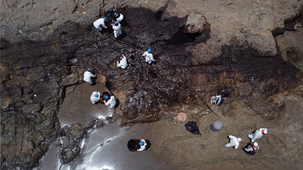 MarcoEyzaguirre's tweet photo. El derrame afecta 18mil m² de mar.

@Repsol trabaja duro, pero para que prensa no hable o no los mencione, mienten (no son 7 sino 6000 barriles), sacan comunicados sin logo y ponen a 15 personas con recogedores caseros.

Mal la empresa, medios y autoridades.
Muy triste todo. 😐 https://t.co/WjXxV1o6TF