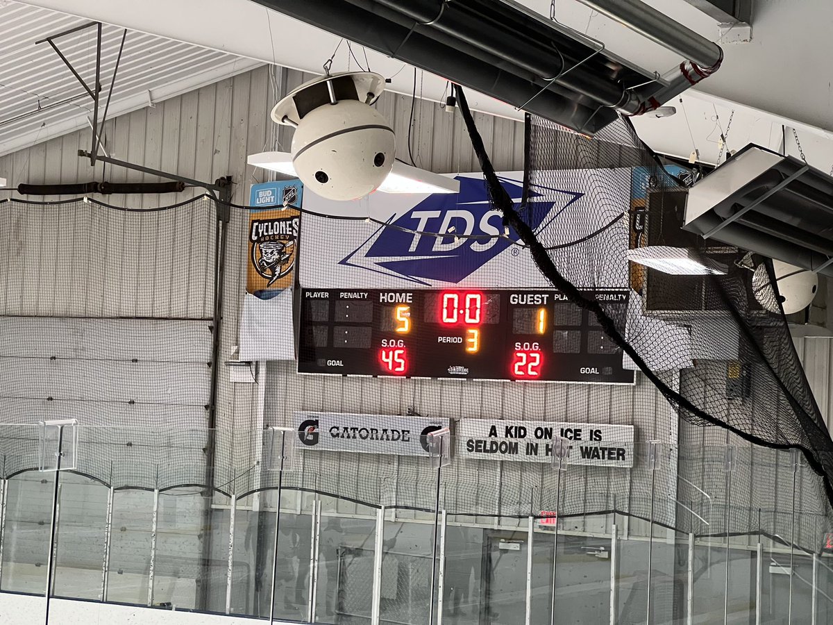 WW_Hockey's tweet photo. Final from Marathon Park #WWHOCKEY 5 Marshfield 1 #GoWarriors #wiaahockey ⚫️⚫️⚫️⚫️⚫️ https://t.co/IQVyl8so8J