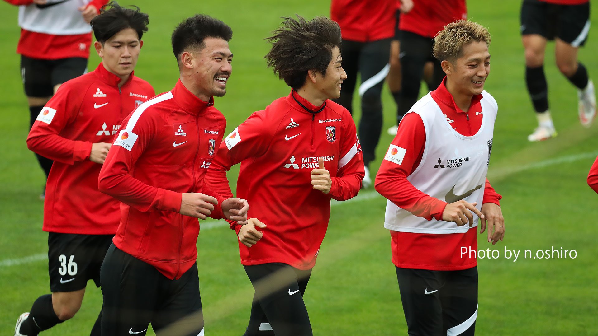大城直也 浦和レッズ のキャンプがスタート コロナの影響で無観客で実施されましたが 初日の様子をお伝えできればと思いスライドショーを作成しました 浦和レッズ スライドショー J1浦和が沖縄キャンプ開始 T Co Jskwvoqqsm T Co