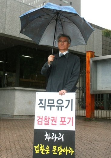 홀로 외롭게 싸우시던 문통은 왜 지금까지 존경을 받으시나? 달변가인가? 휼륭한 사업가셨나? 아니다. 그를 만든건 농부의 땀처럼 깊은 수양에서 우러나오는 진실을 국민에게 순전히 전하고 그걸 국민이 느낀거다. 우린 그런 대통령을 원한다.