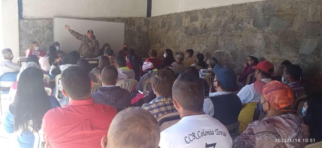#18Ene Nos Reunimos con los Líderes de Comunidad para crear Estrategias de distribución del Gas Doméstico en el Municipio Tovar 

Seguimos Trabajando por el Bienestar del Pueblo! 

<a href="/NicolasMaduro/">Nicolás Maduro</a> 
<a href="/Soykarinacarpio/">Karina Carpio</a>