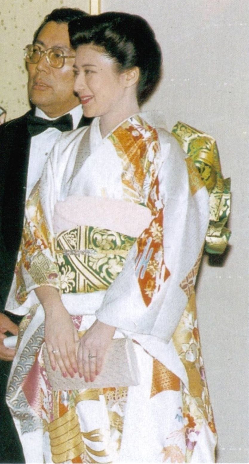 みずのみこ 愛子さまのお振り袖 もしかしたら皇后陛下のご成婚当時のものをお召しになった可能性もあるのかしら この辺は白に金だわ T Co Uudqdsmbfr Twitter