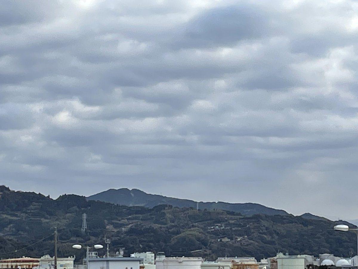 おはようございます😊 静岡市は今日は曇り☁️です。 富士山は残念ながら雲隠れです🗻 今日は冷え込んで寒いですね。今週後半はぐぅーんと気温が下がる様なので嫌ですね。雪でも降るかな？ 今日も一日、