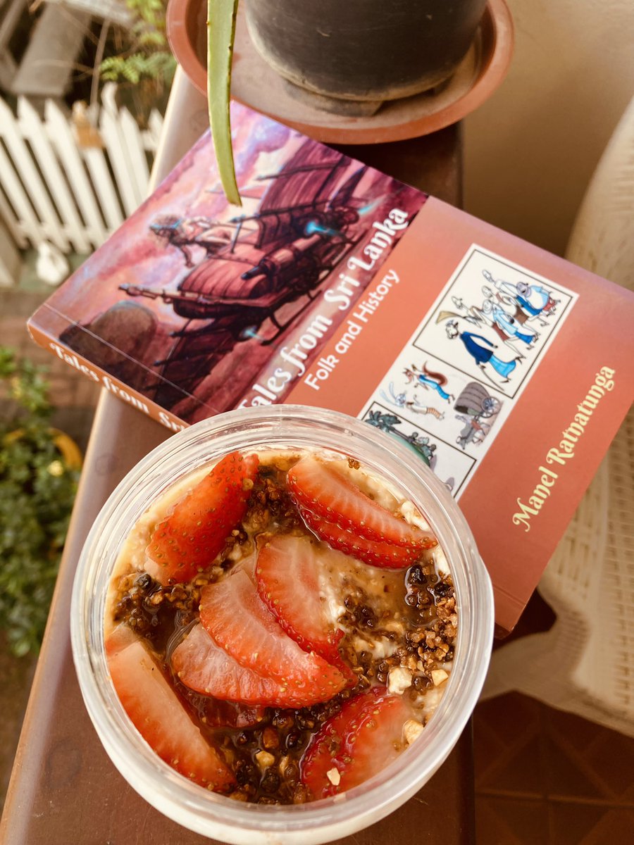 TomesReader's tweet image. #Oatnotes #Oatgloats
Oat Jars are back babies. 
Oats &amp;amp; Curd with some treacle and strawberries, sprinkled with some crushed caramelized NUTS because THESE 🥜 
රන්වන් වනතුරැ බැදගත් කොටාගත් ඔහුගේ nuts