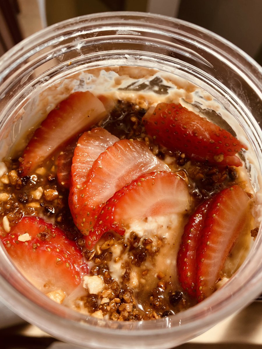 TomesReader's tweet image. #Oatnotes #Oatgloats
Oat Jars are back babies. 
Oats &amp;amp; Curd with some treacle and strawberries, sprinkled with some crushed caramelized NUTS because THESE 🥜 
රන්වන් වනතුරැ බැදගත් කොටාගත් ඔහුගේ nuts