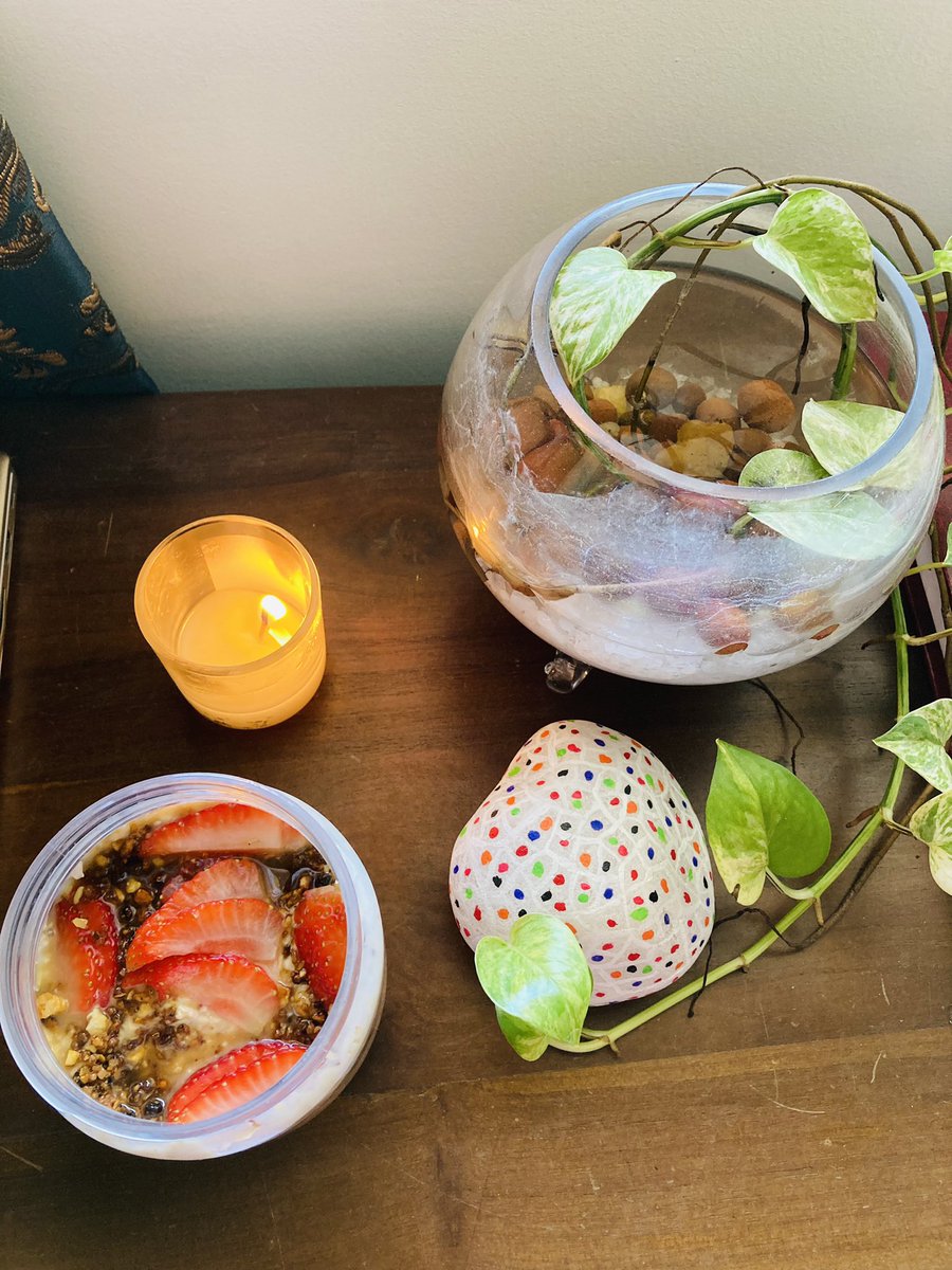 TomesReader's tweet image. #Oatnotes #Oatgloats
Oat Jars are back babies. 
Oats &amp;amp; Curd with some treacle and strawberries, sprinkled with some crushed caramelized NUTS because THESE 🥜 
රන්වන් වනතුරැ බැදගත් කොටාගත් ඔහුගේ nuts