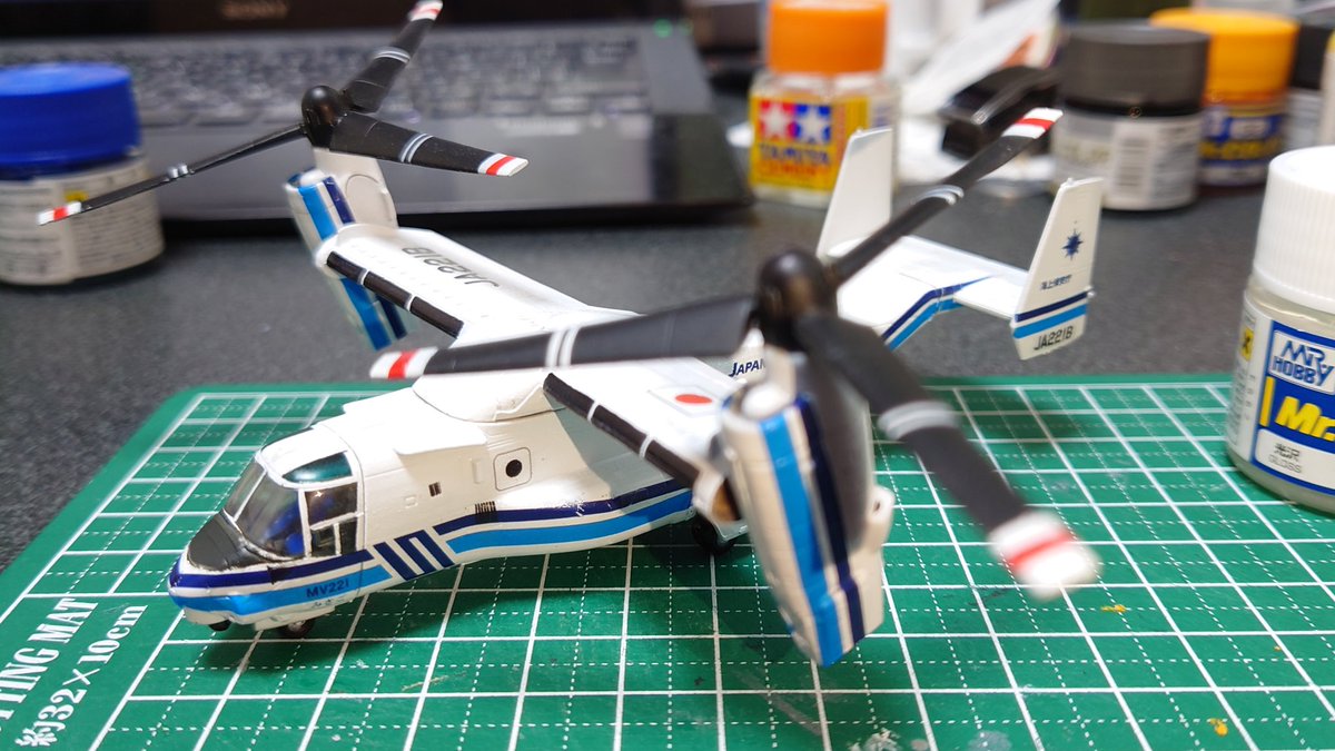 Insomnia708's tweet photo. エフトイズ　ヘリボーンコレクション3
オスプレイ改造

海上保安庁　V-22　オスプレイ
意外と塗装似合いますね！！
#エフトイズ #144スケモ https://t.co/i07ruR5Plm