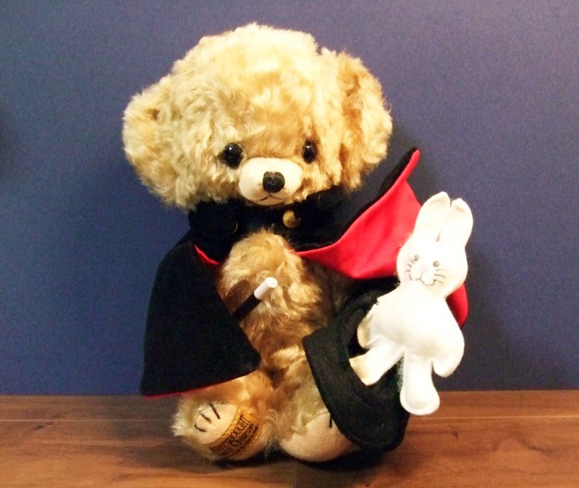 tjngkr's tweet photo. イギリスの大手テディベアメーカー、MERRYTHOUGHT社のcheeky bearの2001年コレクション、「abracadabra」 。14×12×22cm。限定500体。
「Cheeky」は「生意気な」「いたずら好きな」という意味で、エリザベス女王がこのベアを見て「生意気そうな顔ね」と言ったことが名前の由来とされている。（続く） https://t.co/loHmcqs2aI