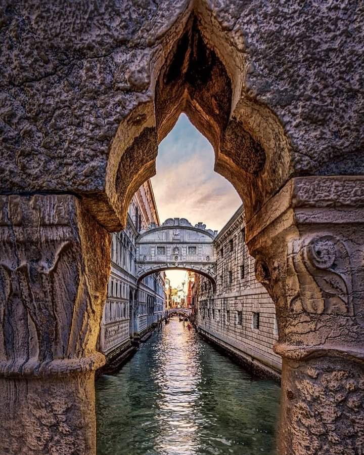 HazelCurry2000's tweet photo. ⚜️Bridge of Sighs⚜️ Venice, Italy https://t.co/hSldjemw4u