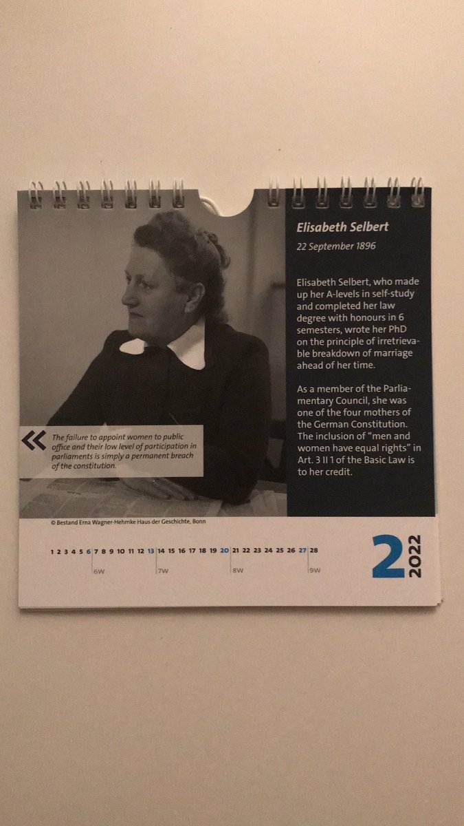 #coronaverlosung 457: Heute spendet das @GleichstJuraUHH 2 Exemplare des Kalenders "Outstanding Women of International, European and Constitutional Law". Tolle Sache! Teilnahme per RETWEET, Verlosung am Abend. Viel Glück! 🙂
@BirteFoerster <a href="/RichterHedwig/">Hedwig Richter</a> <a href="/feministconlaw/">Anna Katharina Mangold</a> 
<a href="/unihh/">Universität Hamburg</a>