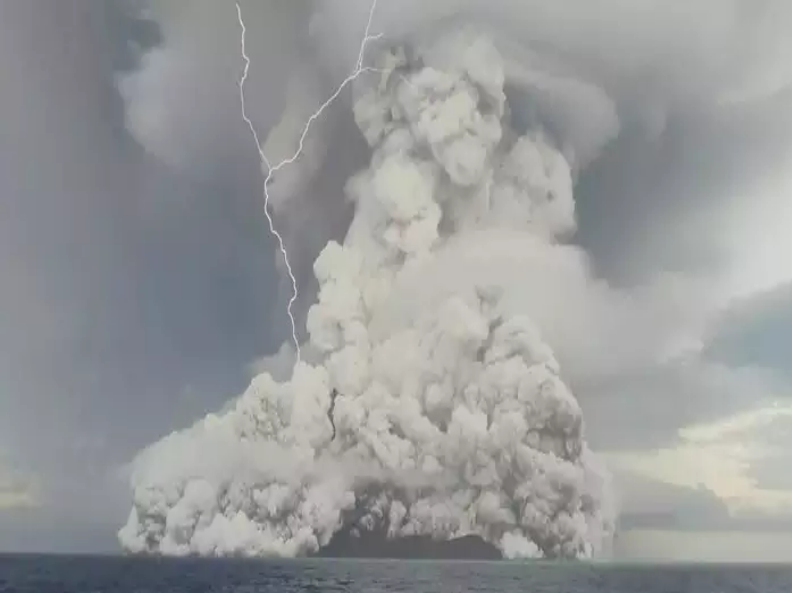 BiIndia's tweet photo. A #Pacific volcano erupted with an explosive force more than 600 times the atomic bomb dropped on #Hiroshima, scientists said

#TongaVolcano 

https://t.co/rolf96DGz4 https://t.co/Go9fh5deTF