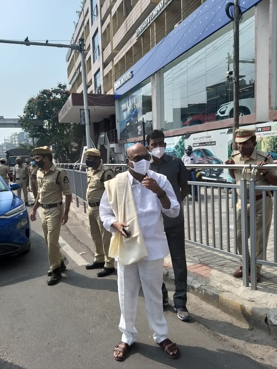 shareef_journo's tweet photo. ప్రగతి భవన్ కు వచ్చిన AP మాజీ MP JC దివాకర్
Kcr , లేదా Ktr ను కలవాలని సెక్యురిటి సిబ్బందికి చెప్పిన JC
అపాయింట్మెంట్ లేకుండా అనుమతి ఇవ్వమని చెప్పడం తో ప్రగతి భవన్ నుంచి వెళ్లి పోయిన Jc.
#JCDiwakar
#ApExMP https://t.co/TJIwT7S85H