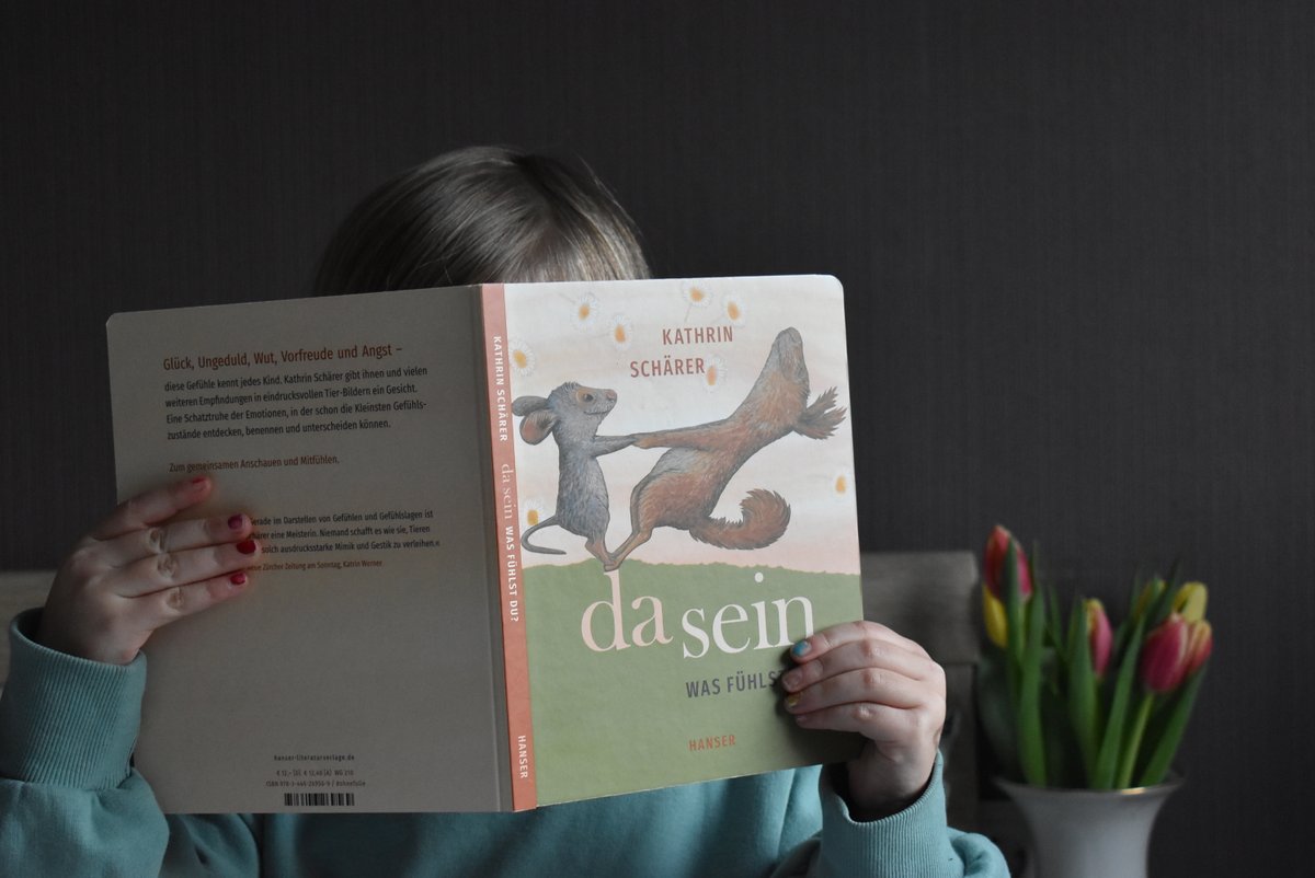 "Da sein. Was fühlst du?" hilft uns ins Gespräch zu kommen. Nicht nur über die Emotionen der dargestellten Tiere, sondern auch über die eigenen. 
nannisraeuberleben.de/2022/01/waldra…