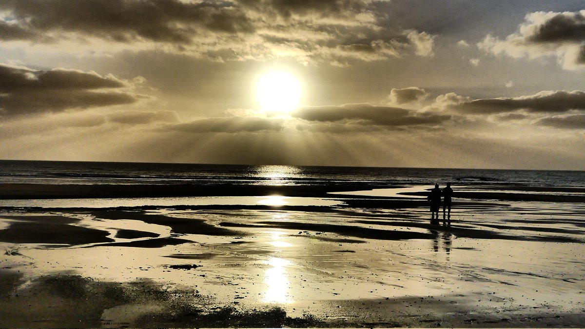 I'd love to trace the couple in my pic (taken 16/1/22 16.30pm ish) as I hope they'd like to see it - please #rt 🙏
They walked to the shore #BroadBeach #Rhosneigr & they looked so happy
#IsleofAnglesey #loveGreatBritain #canyouhelp #beachvibes #WednesdayMotivation #sunsetlovers