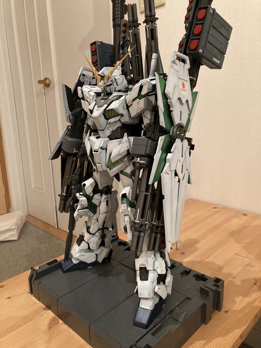 1gouG's tweet photo. ＃ガンプラ
#PGフルアーマーユニコーンガンダム
#フルアーマーになりました
＃覚醒しました
ミッション完了です。
圧倒的ボリュームでした。
mgクラスの物量ならビクともしなくなれたかも😅

わかってはいたけど置く場所確保するのが大変💦 https://t.co/7FxMwwN3wQ