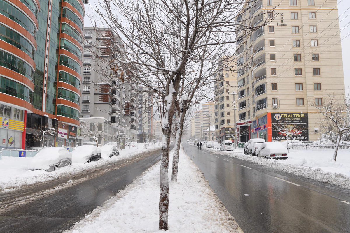 hayrettingng's tweet photo. Son 20 yılın en yoğun kar yağışında karla mücadele ekiplerimizin aralıksız çalışması sonucu ana arterlerimizde kapalı yolumuz bulunmamaktadır.

Bu gece don riskine karşı tuzlama çalışmaları devam etmektedir. https://t.co/Ng3dZpfWJQ