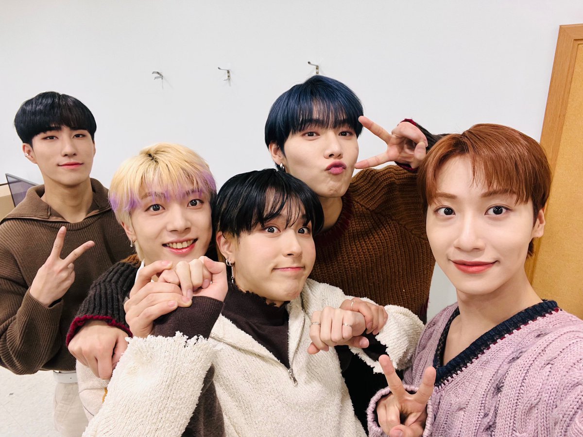 official_ONEWE's tweet photo. [#ONEWE]

잠시 후 6시, 원위 곁을 항상 
지켜주시는 우리 위브 여러분 
MBC M '쇼! 챔피언' 너의 우주는 
무대도 기대 많이 해주세요🤎

#원위 #위브 #너의_우주는 https://t.co/1eA5KJ4zxm