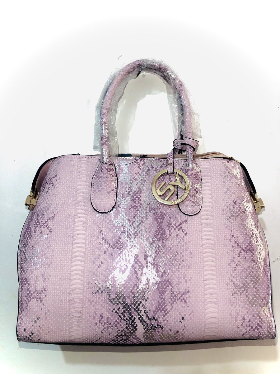 Carol_Tamaa's tweet image. Your girlfriend told me she wants a handbag for valentine’s day🌚 it’s 25,000 only