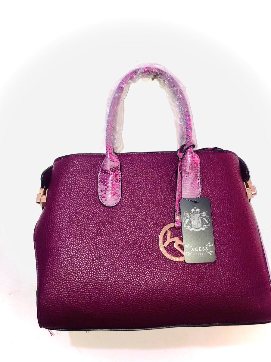 Carol_Tamaa's tweet image. Your girlfriend told me she wants a handbag for valentine’s day🌚 it’s 25,000 only