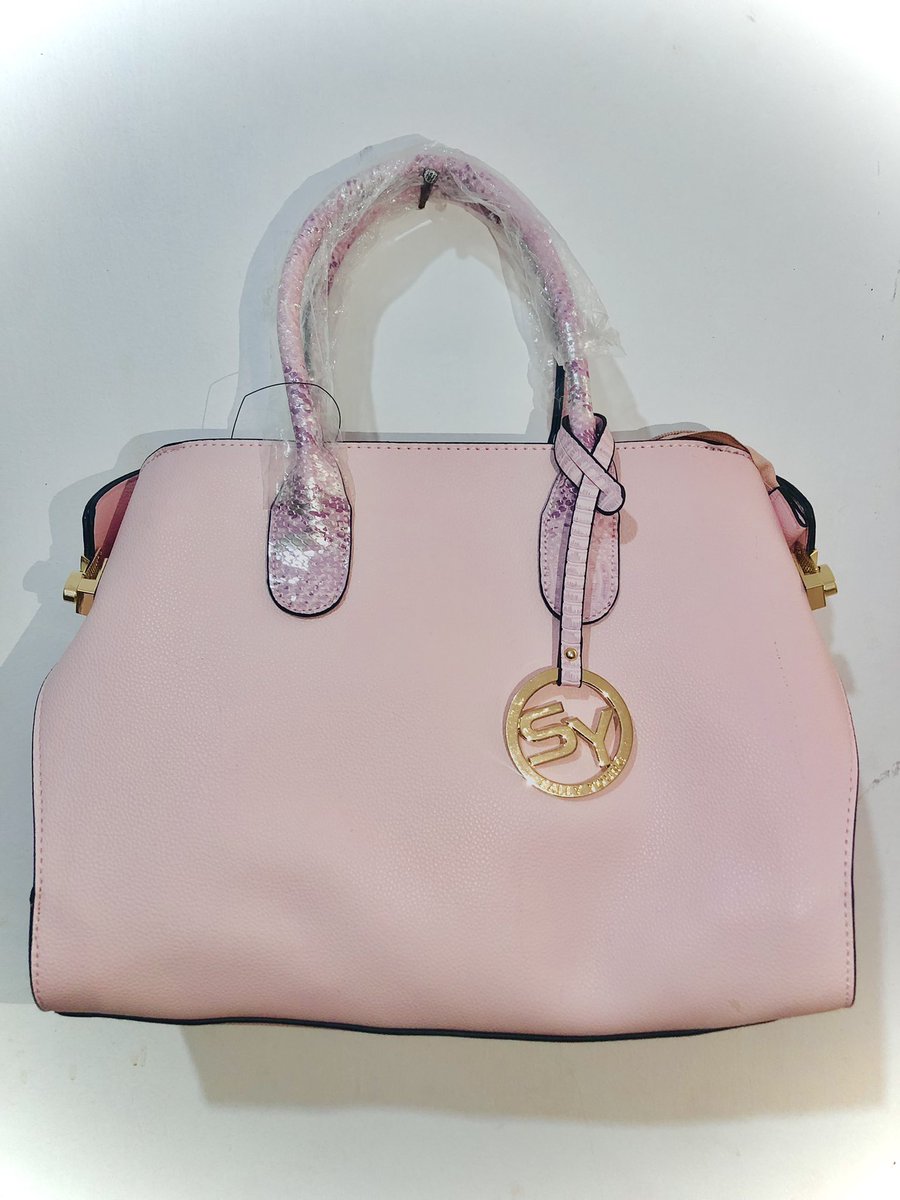 Carol_Tamaa's tweet image. Your girlfriend told me she wants a handbag for valentine’s day🌚 it’s 25,000 only