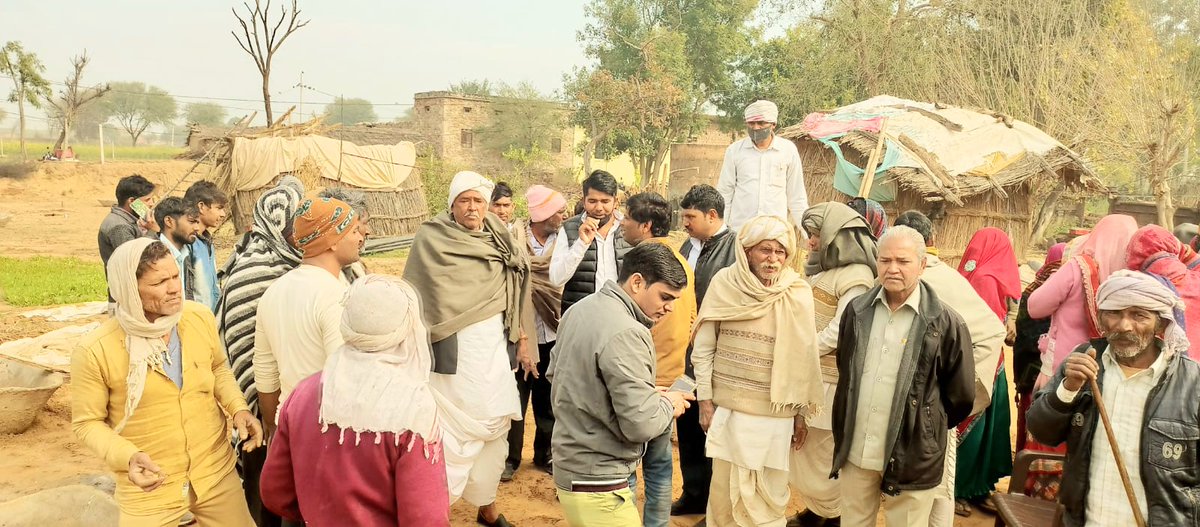 RakeshDayma_'s tweet photo. विधानसभा क्षेत्र बानसूर के गाँव चतरपुरा मे रामकरण सैनी जी की 6 भैंसो की अज्ञात बिमारी से मौत हो गयी घर पर पहुंचकर सम्बंधित अधिकारियो से वार्तालाप की व परिवार मदद करने की अपील  की आदरणीय @KatariaLalchand जी BPL परिवार है plz परिवार को उचित मुआवजा दिलाने की कृपा करे  
@SachinPilot https://t.co/HxKH2sUQsL