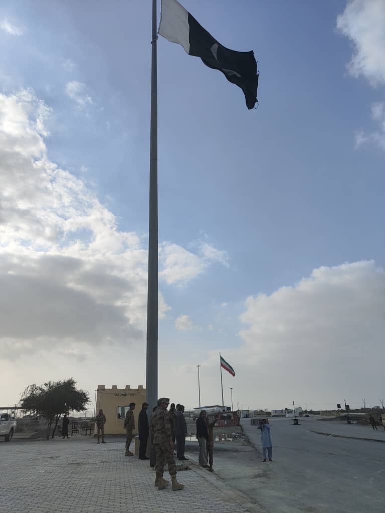 rahimhayat's tweet photo. Crossed into Iran frm fully functional #Gabd border pt btw #Pakistan &amp; #Iran. It lies halfway btw #Gwadar &amp; #Chahbahar the two sister ports.Met with #Iranian &amp; #Pakistani
 local authorities to see progress on border market &amp; interacted with #Zaireen on way to #Mashad &amp; #Qom 🇵🇰🇮🇷 https://t.co/iUIsDNEa3D