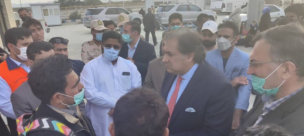 rahimhayat's tweet photo. Crossed into Iran frm fully functional #Gabd border pt btw #Pakistan &amp; #Iran. It lies halfway btw #Gwadar &amp; #Chahbahar the two sister ports.Met with #Iranian &amp; #Pakistani
 local authorities to see progress on border market &amp; interacted with #Zaireen on way to #Mashad &amp; #Qom 🇵🇰🇮🇷 https://t.co/iUIsDNEa3D