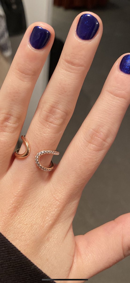 emmagarccia's tweet photo. Hola! Ayer perdí un anillo por la uib (es el de la foto). Creo que lo perdí por el jovellanos, no tiene valor económico prácticamente, pero si sentimental. Por favor, si lo habéis encontrado y me lo devolvéis os amo la vida! 💘 rt porfi 🙏🏼 https://t.co/XvAYiOXNyD