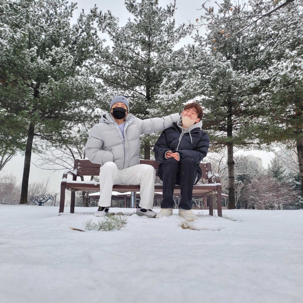 세븐틴 < 얘네 이제 어떤 지점을 넘어서가지고 이런 사진 위주로 찍는거 웃기고 귀여움 얼굴이 잘 나오는것보단 시절이 잘 나온 사진들