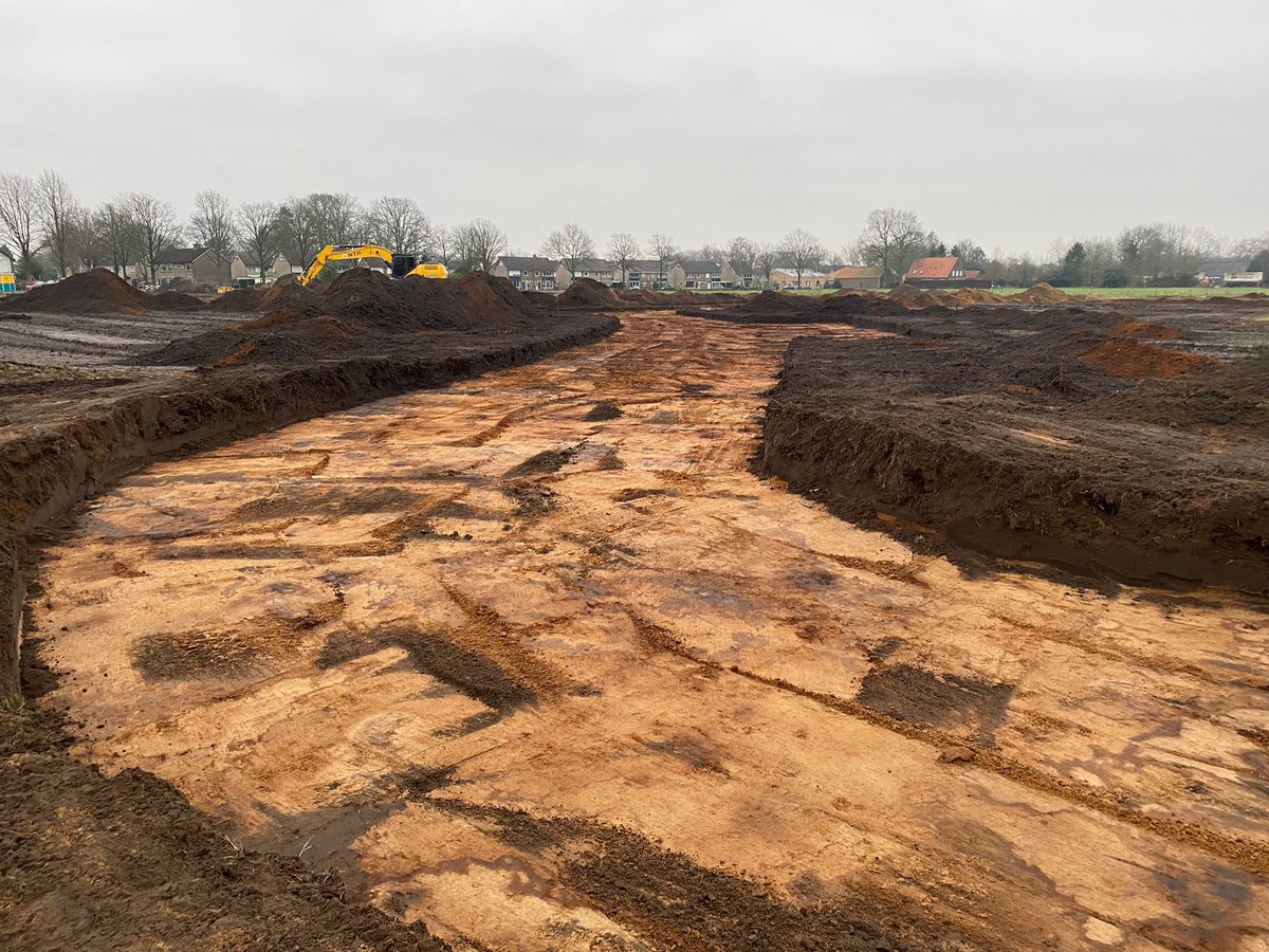 prinsvvd's tweet photo. Het bouwrijp maken en aanleg infrastructuur is begonnen, kavel verkoop volgt tzt. #geurmeij @GemeenteLosser #opschema #wonen #kavel #droomhuis #tekoop https://t.co/NhNMYjUhKK
