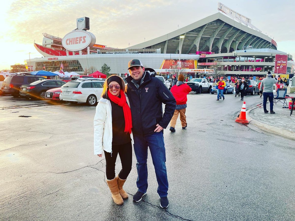 kellsbells_39's tweet photo. A few degrees warmer &amp; a few rows closer, we love traveling to #ChiefsKingdom to watch @PatrickMahomes and Chiefs do what they do best! We were missing 1 critical member of the cheering squad &amp; the other half of the football girl gang, but mini Strong was a great addition❤️💛🏈🥶 https://t.co/OhKHfLrLxX