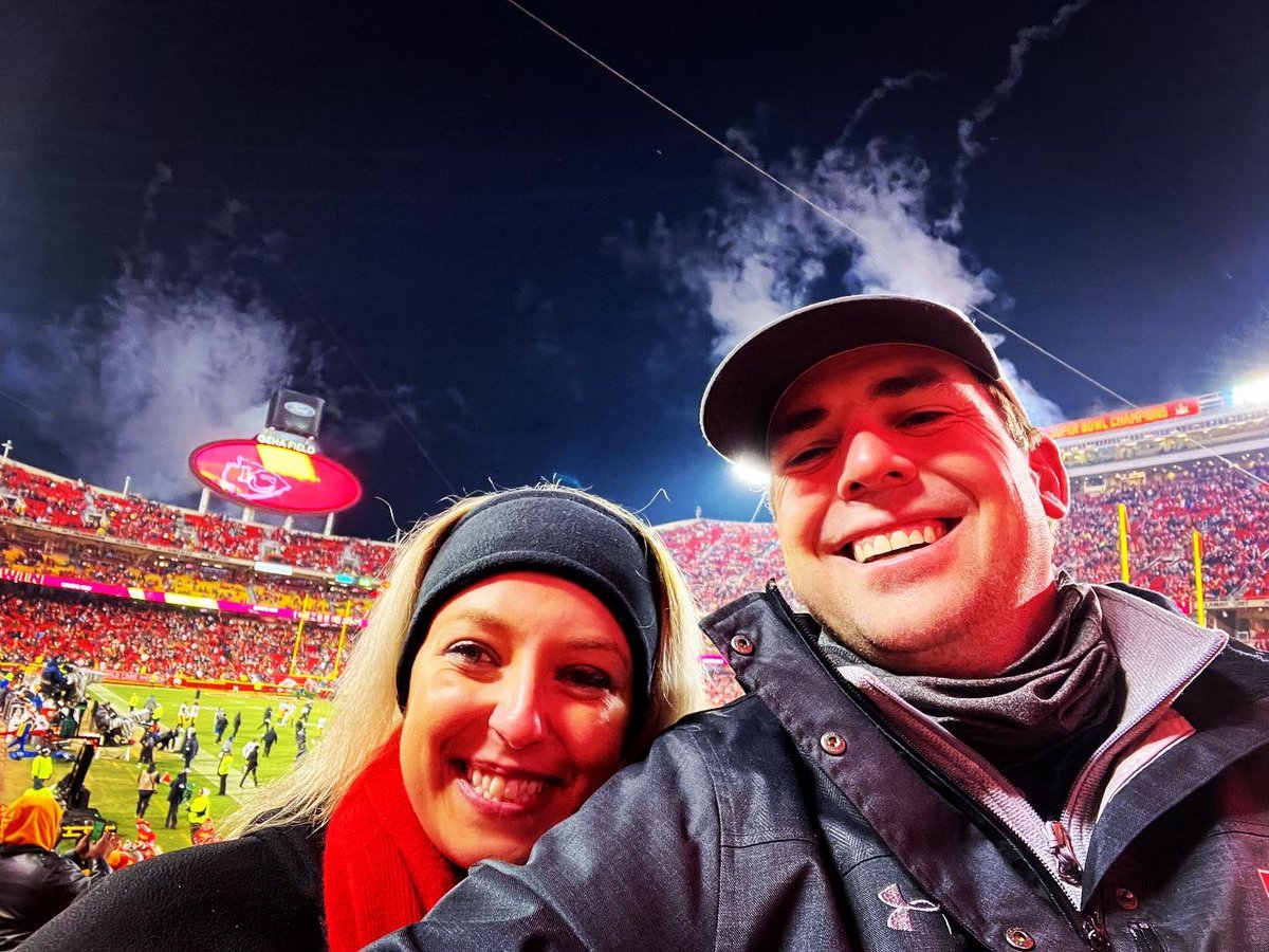 kellsbells_39's tweet photo. A few degrees warmer &amp; a few rows closer, we love traveling to #ChiefsKingdom to watch @PatrickMahomes and Chiefs do what they do best! We were missing 1 critical member of the cheering squad &amp; the other half of the football girl gang, but mini Strong was a great addition❤️💛🏈🥶 https://t.co/OhKHfLrLxX