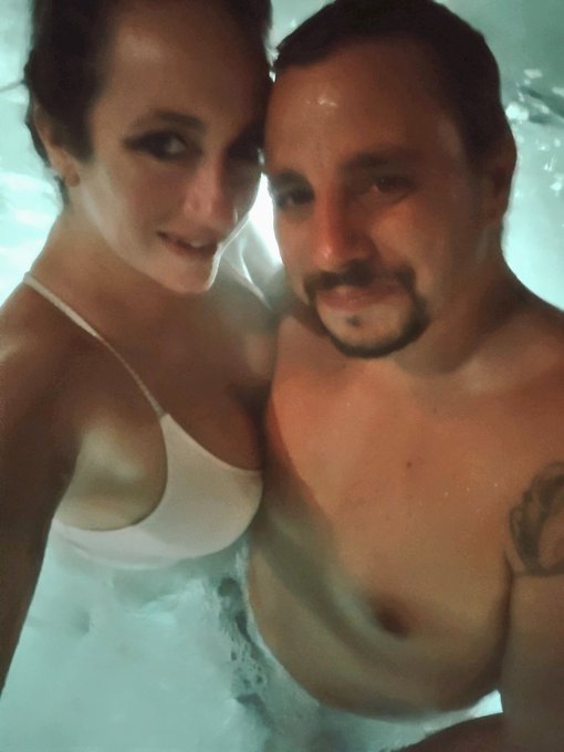 Met this guy in the jacuzzi time to have some fun https://t.co/nikJaglbJ6<a href="/tag/retweet"class="tags"><span>#retweet</span></a>