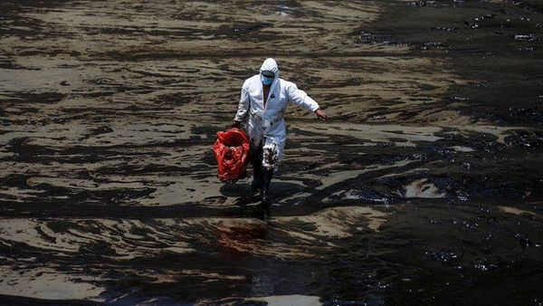 LATAMTV2's tweet photo. #AHORA:Tras la erupcion del volcan en Tonga los daños se regaron por varios paises como por ejemplo el tsunami que golpeo la costa de Peru provoco un derrame petrolero en la playa de Ventanilla , poniendo en peligro la flora , fauna y actividad comercial turistica de la zona https://t.co/PcBvnrcMjq