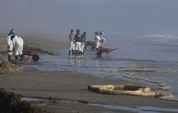 LATAMTV2's tweet photo. #AHORA:Tras la erupcion del volcan en Tonga los daños se regaron por varios paises como por ejemplo el tsunami que golpeo la costa de Peru provoco un derrame petrolero en la playa de Ventanilla , poniendo en peligro la flora , fauna y actividad comercial turistica de la zona https://t.co/PcBvnrcMjq