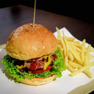 JadeDaisy3's tweet photo. Meat or veggie, all burgers are beautiful. https://t.co/jV6NGzDl8w