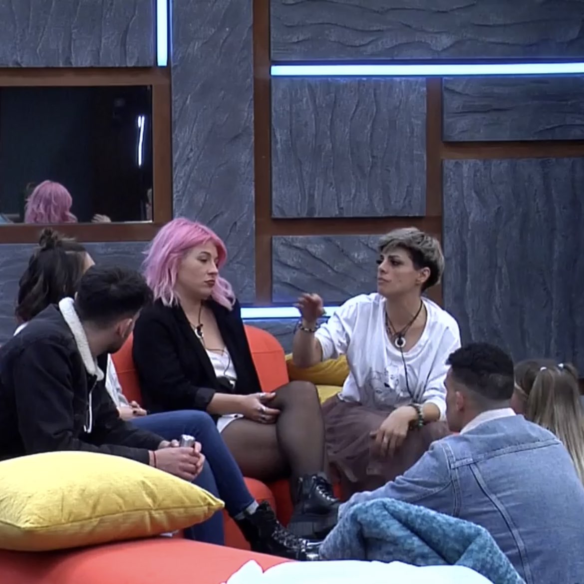 JuanjoCotilla's tweet photo. La casa se ha dividido en dos. ¿Con qué grupo te posicionas?

🔄 Rafa, Alatzne, Álvaro y Carmen
❤️ El resto

#Secret19E https://t.co/AiAATuCeeg