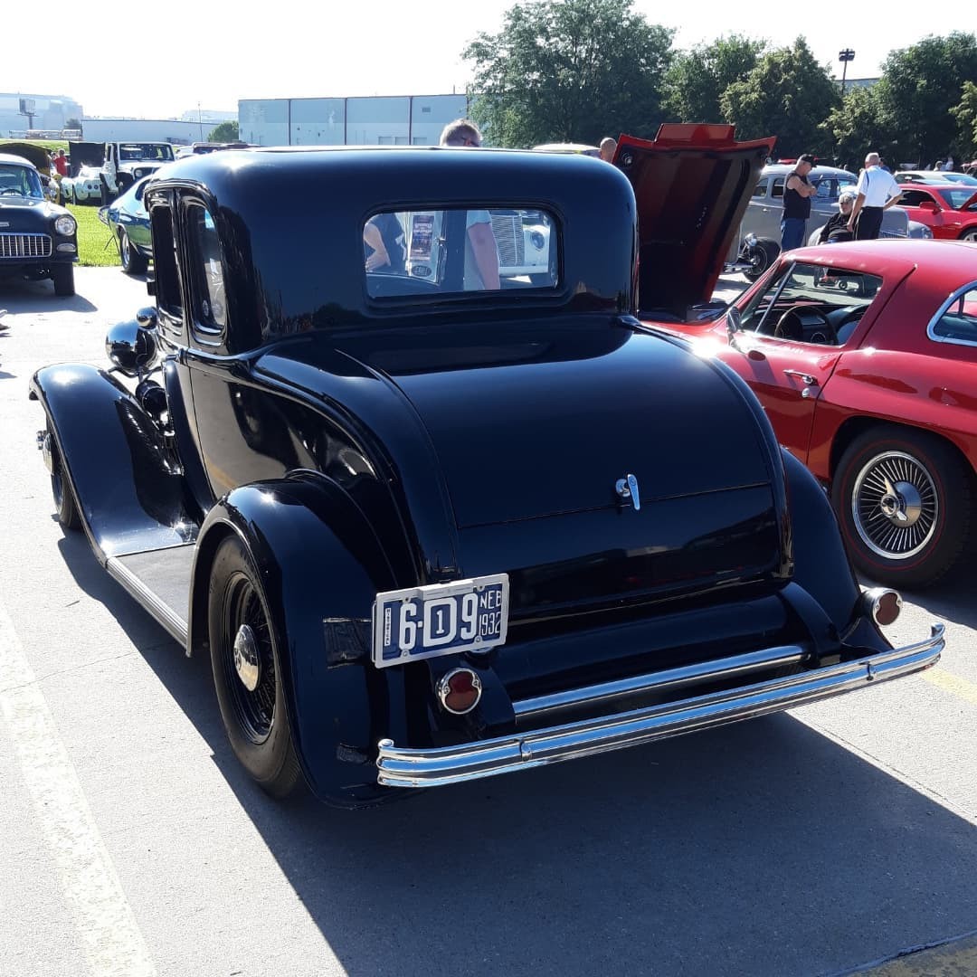 SpeedwayMotors's tweet photo. REALLY cool '32 5-window with flathead power. Great stance, full-fendered and unchopped.
#builtwithspeedwaymotors #hotrod #flathead #unchopped #5window https://t.co/2gJoDy2w6b