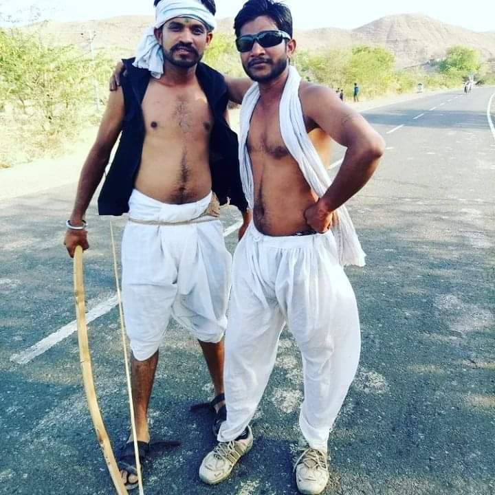sanjaybadole85's tweet photo. लहरों को साहिल की दरकार नहीं होती,
हौसला बुलंद हो तो कोई दीवार नहीं होती,
जलते हुए चिराग ने आँधियों से ये कहा,
उजाला देने वालों की कभी हार नहीं होती...
@KannojMahendra @sumerbadole https://t.co/Sez5CNZOZT