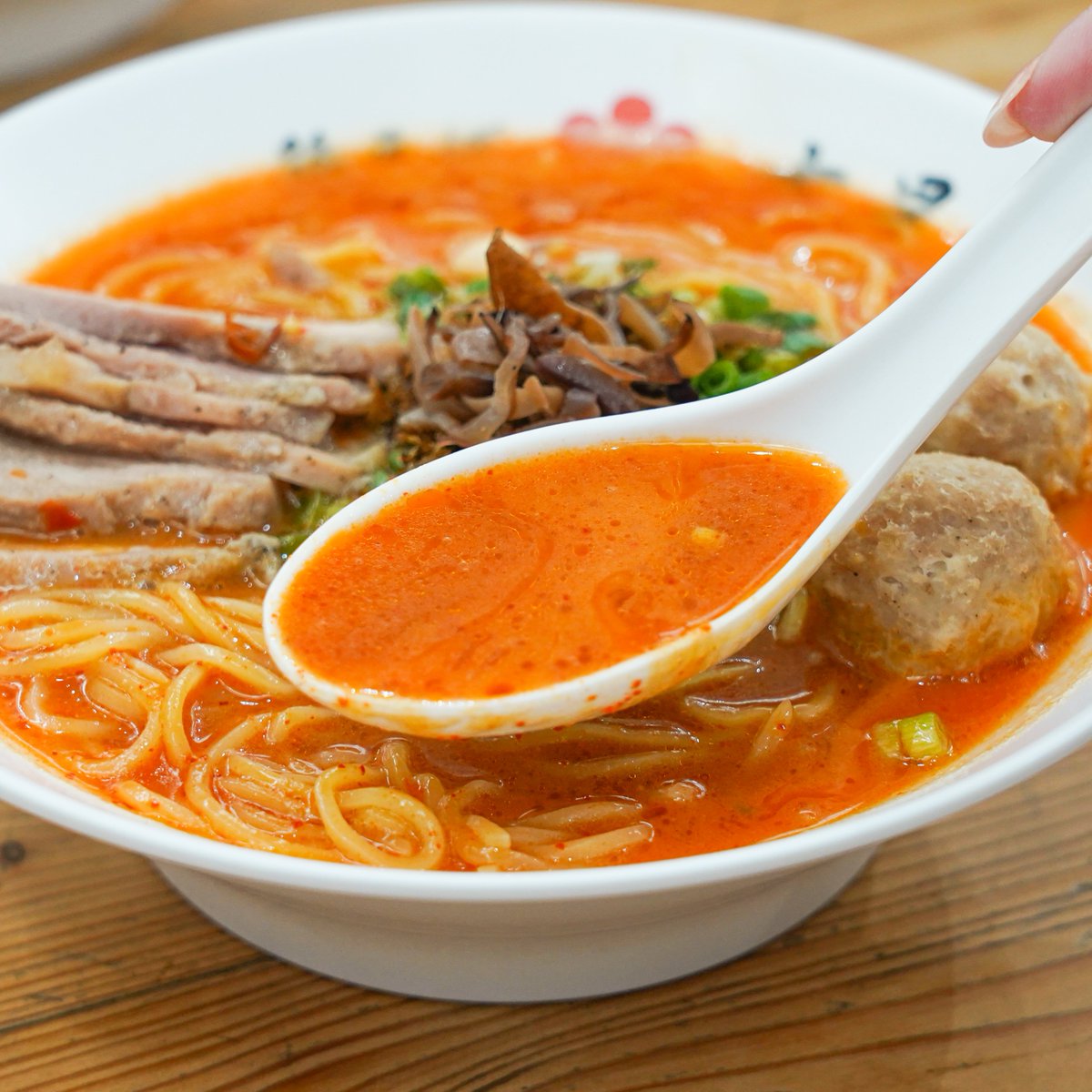 EatguideTh's tweet photo. ราเมงโคตรดี ซุปไก่ขาวญี่ปุ่นแท้ๆ ราคาเริ่มต้นไม่ถึงร้อย เจ้าเดียวในไทย!🍜 Tori Paitan สไตล์ญี่ปุ่น เข้มข้นทุกชามเส้นนุ่ม อร่อยแบบหยุดกินไม่ได้
อร่อยทุกชามจนเลือกไม่ถูกเลย ที่สำคัญคือ ร้านนี้เขาทำให้เห็นกันสดๆ ชามต่อชาม ต้องไปลองง
📍 : Nanase Ramen สาขาทองหล่อ (ปากซอยสุขุมวิท 55) https://t.co/chvfXi8yv0